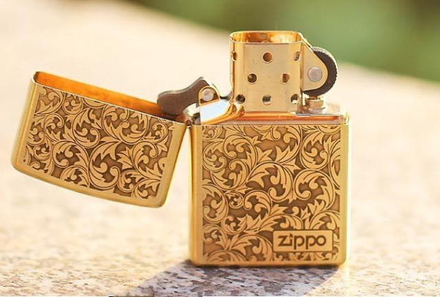 zippo打火机怎么加油和换火石棉芯