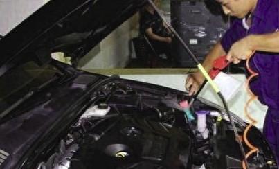 汽车发动机舱怎么清洗（汽车发动机舱怎么清洗图片）