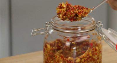 最简单家常辣椒酱（家庭制作辣椒酱）